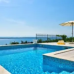 Lägenhet Traumhaftes Nur 600 Meter Zum Sandstrand Mit Gym, Meerblick, Pool Crikvenica